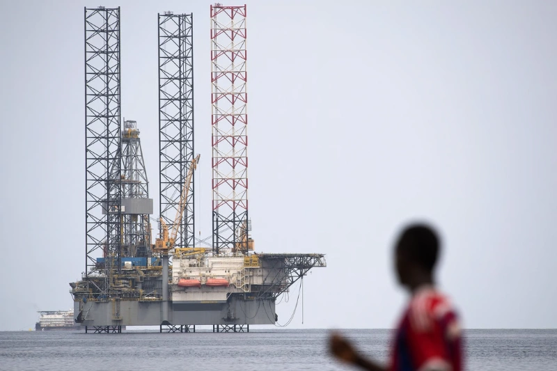 Une plateforme pétrolière offshore au large de Port-Gentil, au Gabon, en janvier 2017. © Justin Tallis / AFP