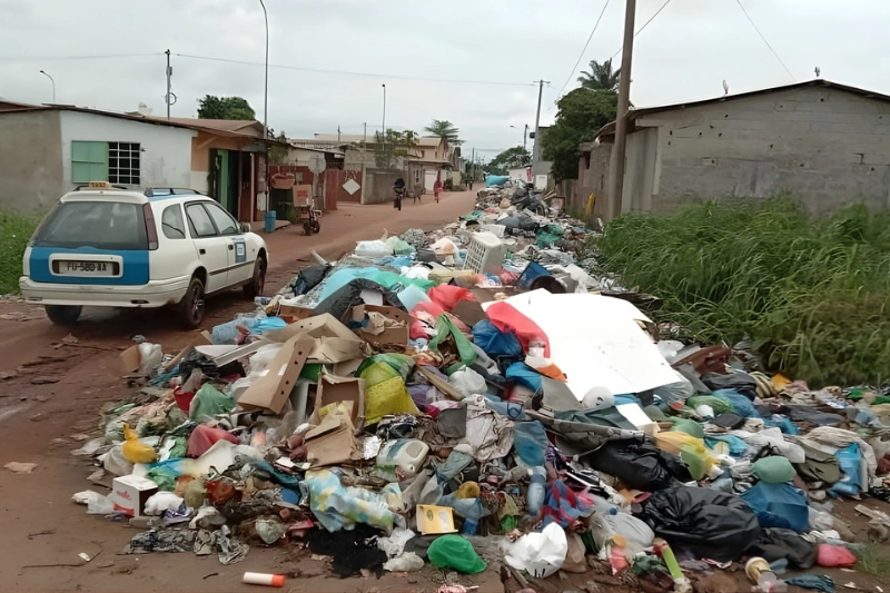 Insalubrité: des montagnes d'ordures à n'en point finir à Port-Gentil.