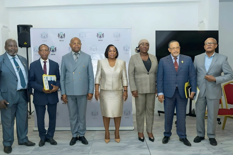 Les présidents des différentes Commissions aux côtés de la présidente du Sénat, Huguette Nyana Ekoume-Awori Onanga