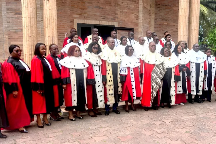 Photo de famille des promus et des membres du Conseil.
