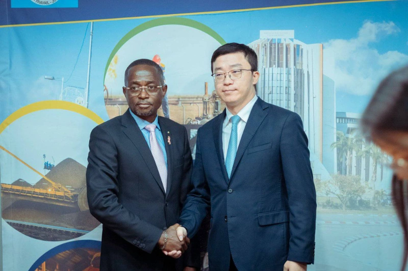 Le ministre du Pétrole et du Gaz Sosthène Nguema Nguema et le le directeur général de l’entreprise chinoise, Shen Jie.