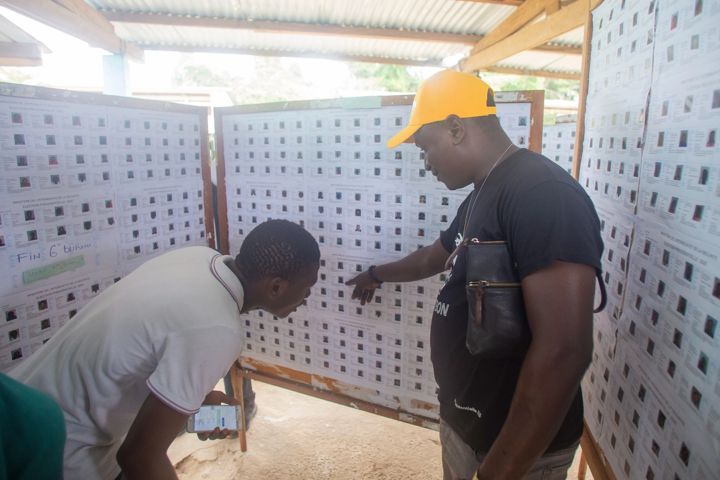 Des électeurs procédant à la vérification de leurs noms sur les listes électorales au CES Angondjé.