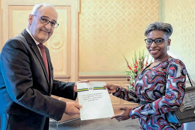 Rita Nanette Kambangoye Ankassa lors de la présentation de ses lettres de créance au président de la Confédération suisse, Guy Parmelin.
