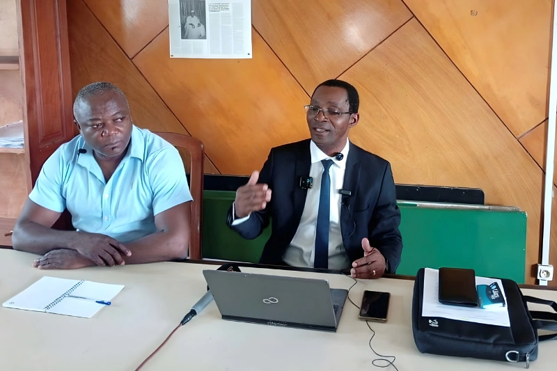 Conférence de presse du Snec, animée par le président de la section UOB, le Pr Mathurin Ovono Ebè, en costume
