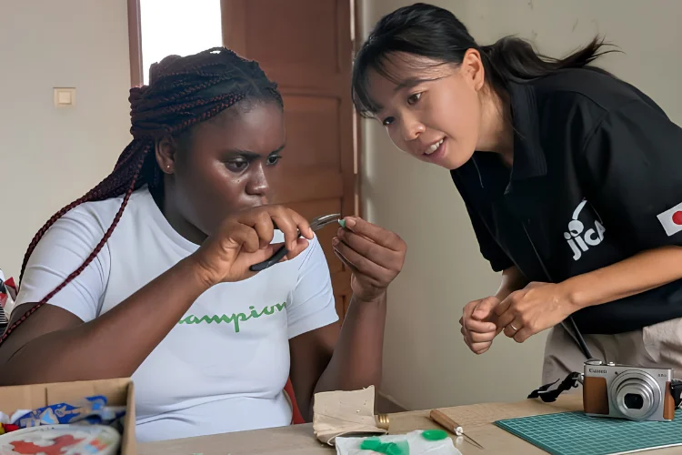 Sachie Ishibashi : "Transformer des écailles de poissons en bijoux est l’une des façons d'amener les gens à changer de regard vis-à-vis de ces déchets"