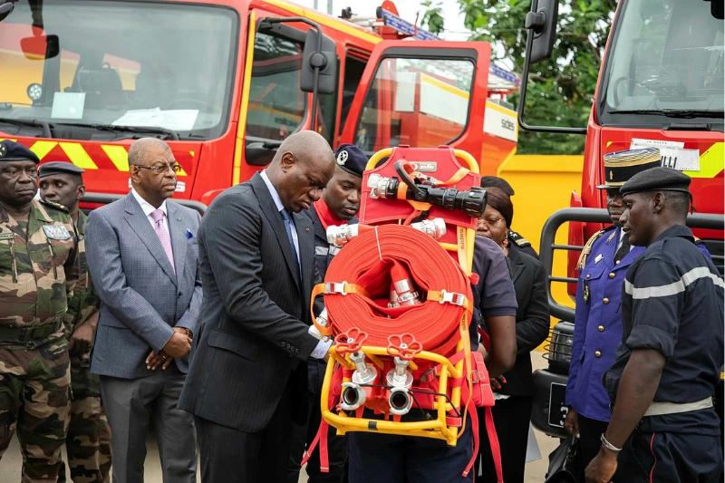 Une des phases de la cérémonie : le chef de l’État saluant les soldats du feu. © DR