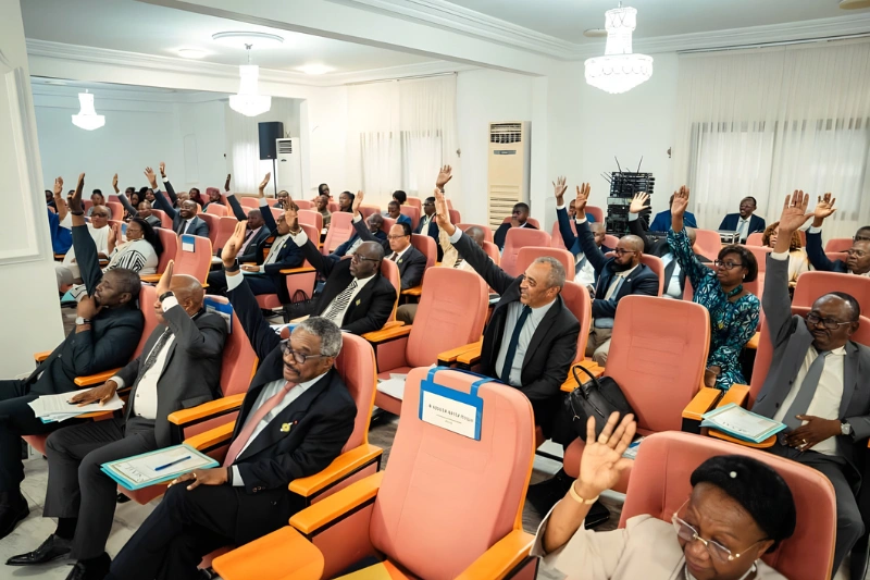 Les sénateurs adoptant le nouveau Règlement de leur institution