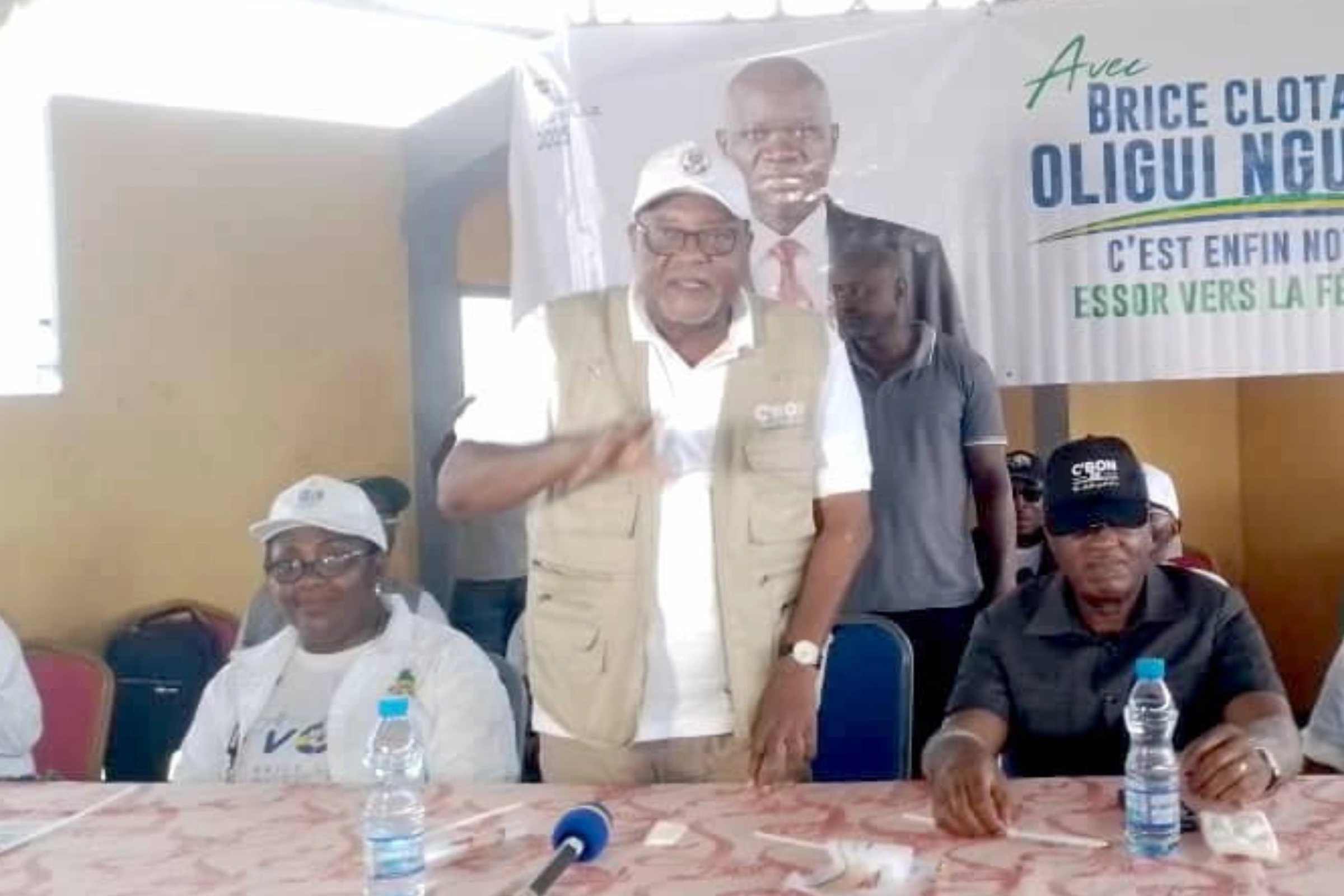 Séraphin Akure Davain face aux habitants de Makouké.