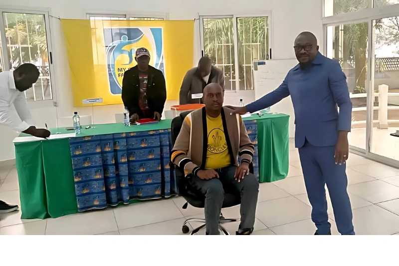 Stéphane Yono Manda installé à son poste de patron de la Lifom par le représentant de la Fégafoot Armand Mouloungui