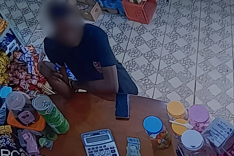 L’un des suspects ignorant qu’une caméra est en train de le filmer
