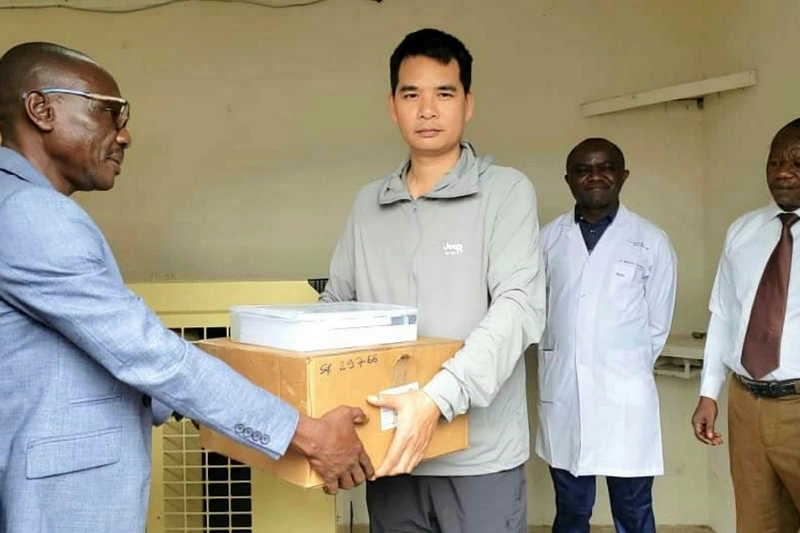  Remise symbolique du don au centre de santé de Bifoun. ©  Edouard Nzigou