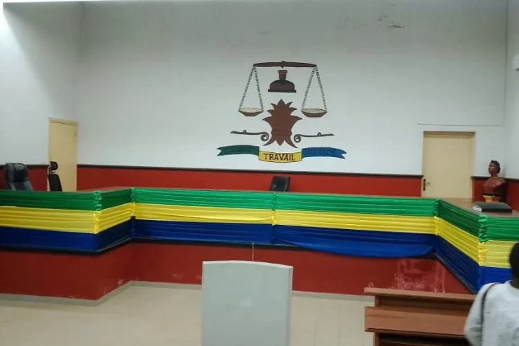Le Tribunal de Mouila où un agent pénitentiaire et deux civils ont été condamnés à un an de prison.