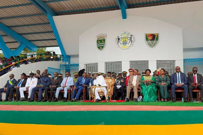 La tribune officielle avec la présence de deux gouverneurs des provinces voisines du Cameroun et de la Guinée équatoriale.
