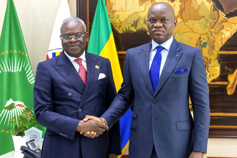  Anatole Collinet Makosso transmettant au chef de l’État le message de son homologue congolais. © DR