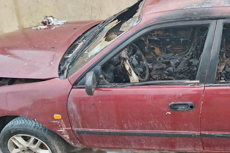 Le véhicule à usage de clando duquel les passagers ont sauté à temps