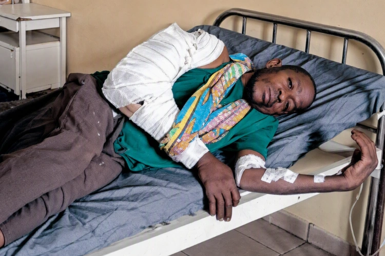 Victor Mombo sur son lit d’hospitalisation.