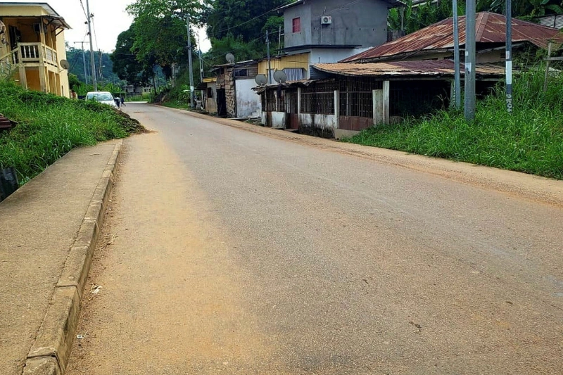 La route menant vers le cimetière de Lalala, où l’agression a eu lieu