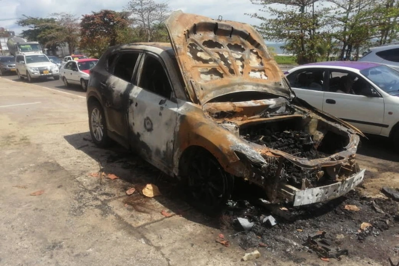 Une voiture consumée par le feu
