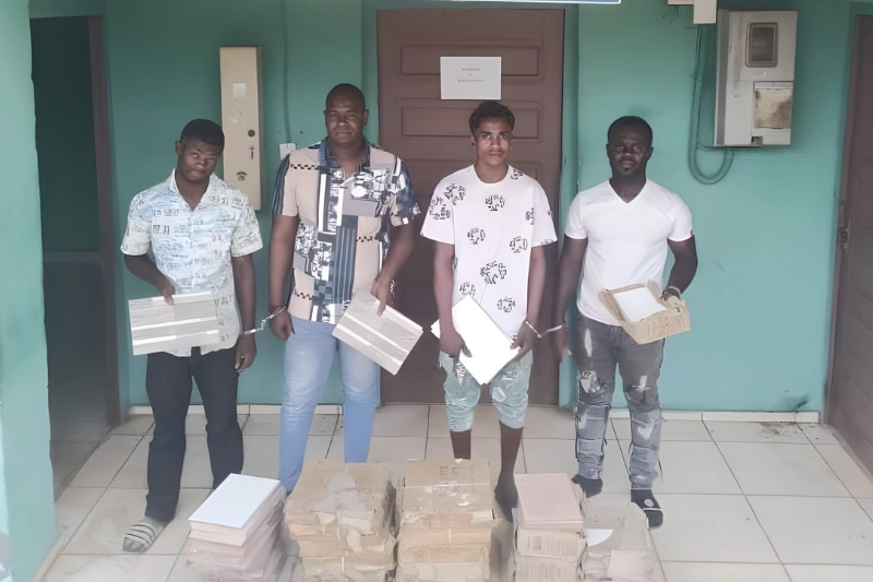 Voleurs de carreaux à ngouoni