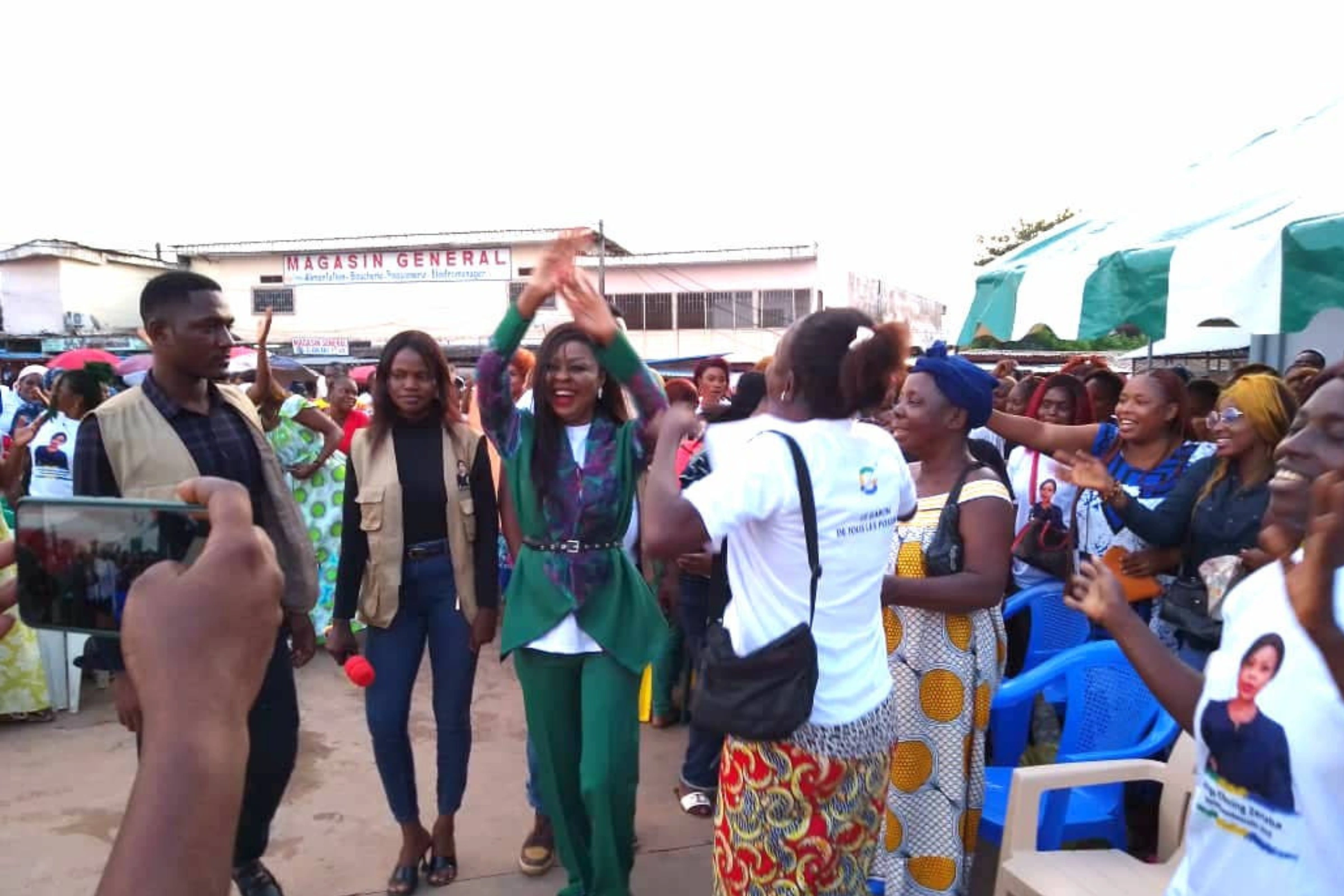 La candidate Zenaba Chaning Gninga à son arrivée à Potos