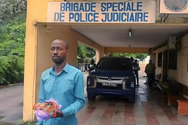  Gaël Oye Meye, pris en flagrant délit de vol de cannabis scellé et conservé au sein du Palais de justice de Libreville. 