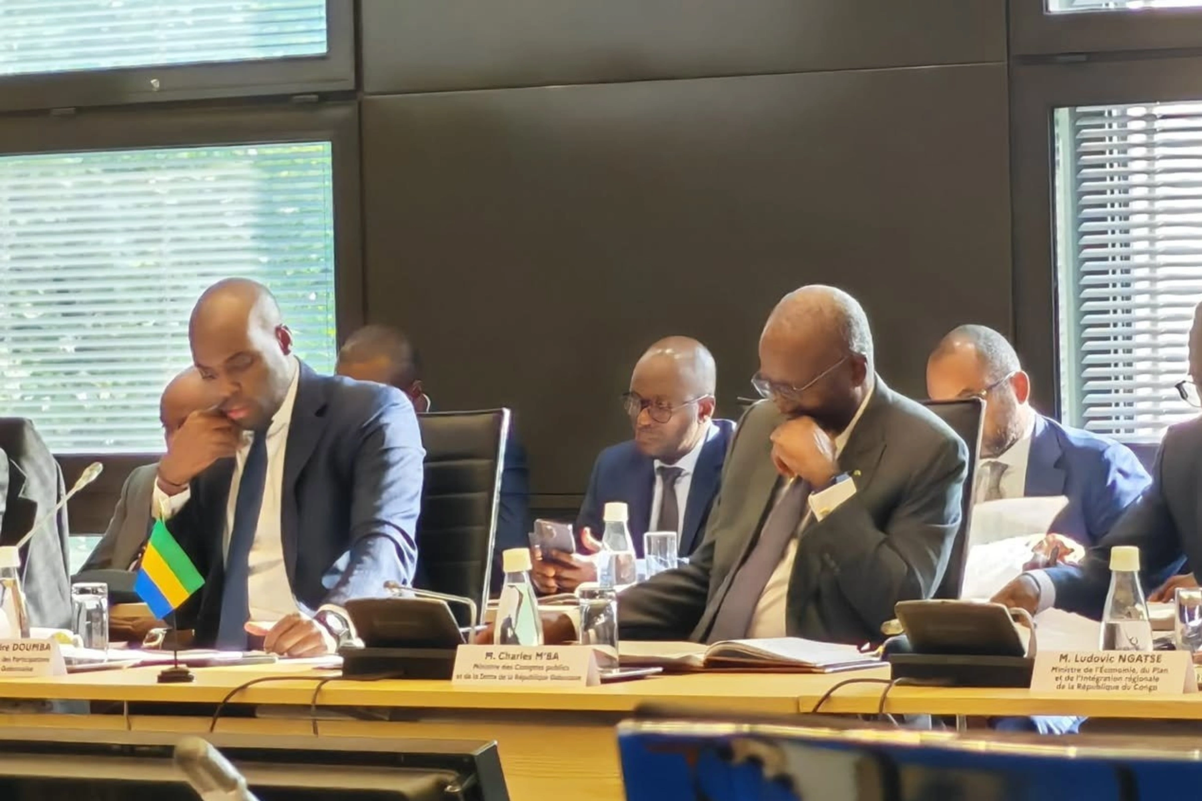 Les deux ministres gabonais lors de la séance de travail