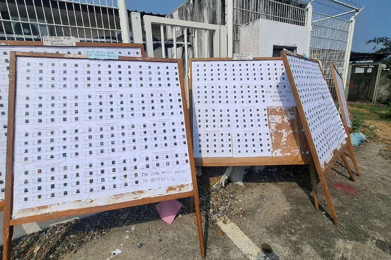Malgré l’affichage des anciennes listes, comme ici au 1er arrondissement de Libreville, l’opération de révision n’a pas réellement démarré. © DR