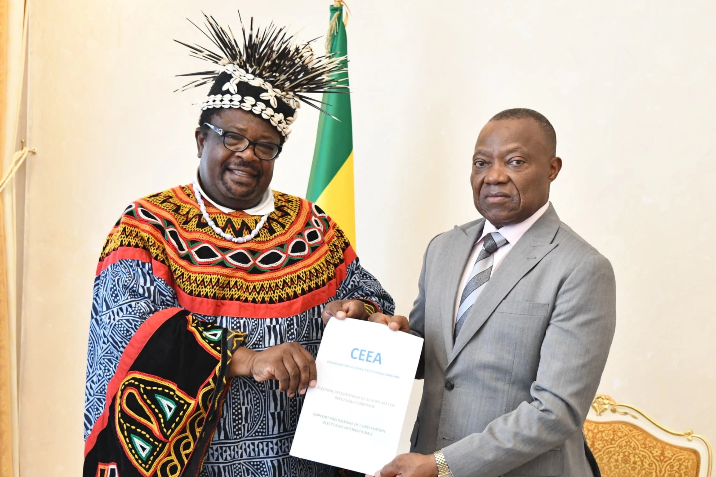 Le président de la Cour constitutionnelle, Dieudonné Aba’a Owono (d) recevant le rapport préliminaire de la CEEA.