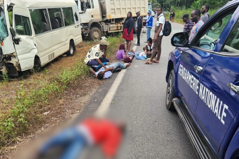 Un instantané de la collision entre un bus et un camion qui a fait deux morts sur la route de Fougamou.