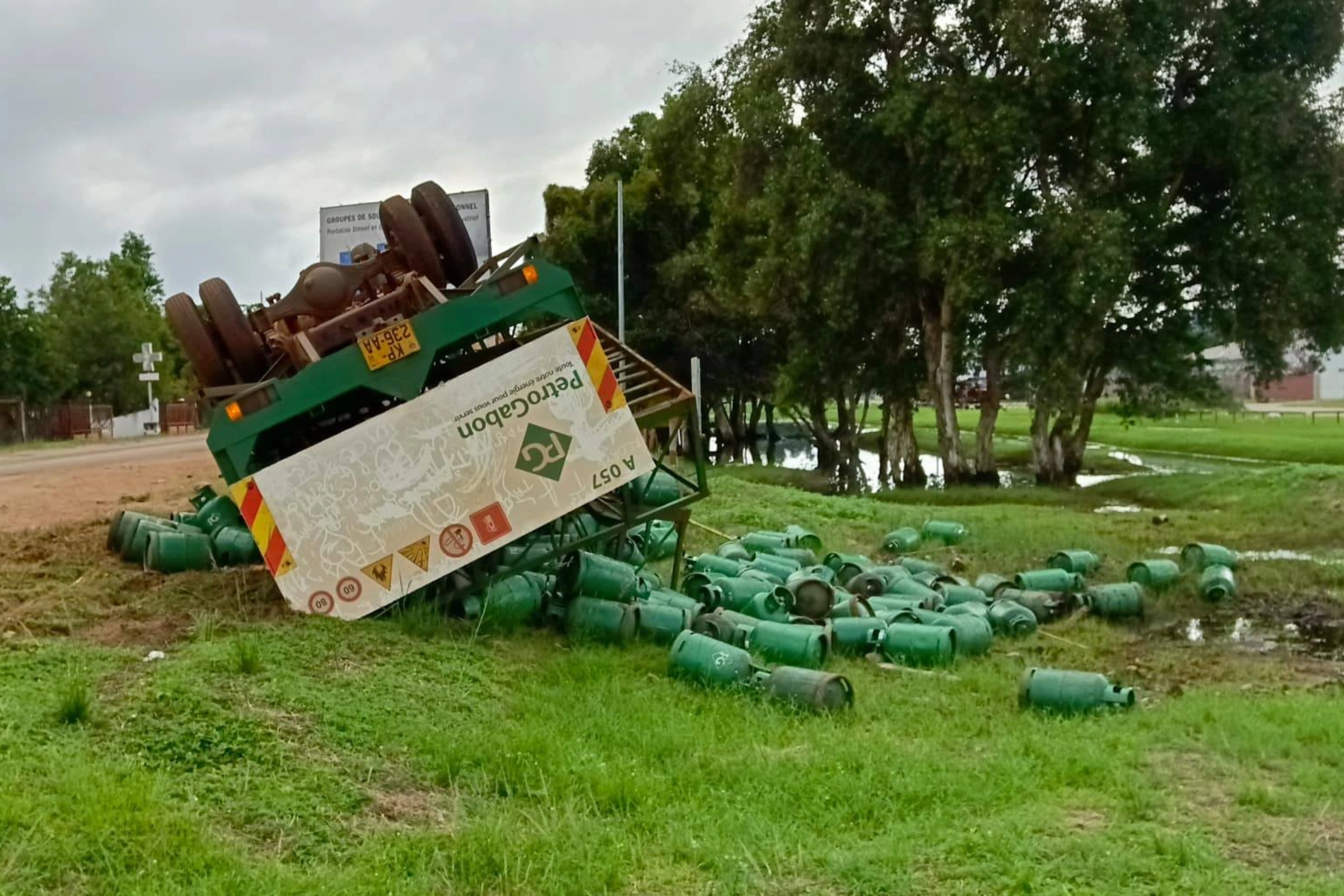 Les multiples tonneaux n’ont laissé aucune chance aux deux occupants de la camionnette.