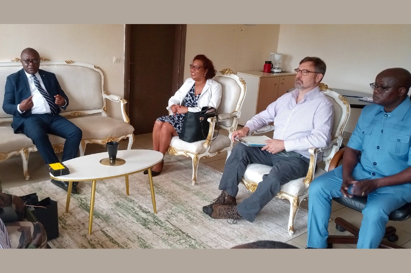 L'ambassadrice des USA lors de  l'échange avec le gouverneur Mabobet