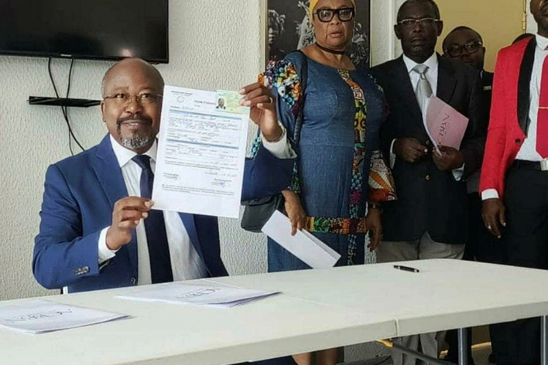 Alain-Claude Bilie-By-Nze brandissant une fiche d’adhésion. © DR