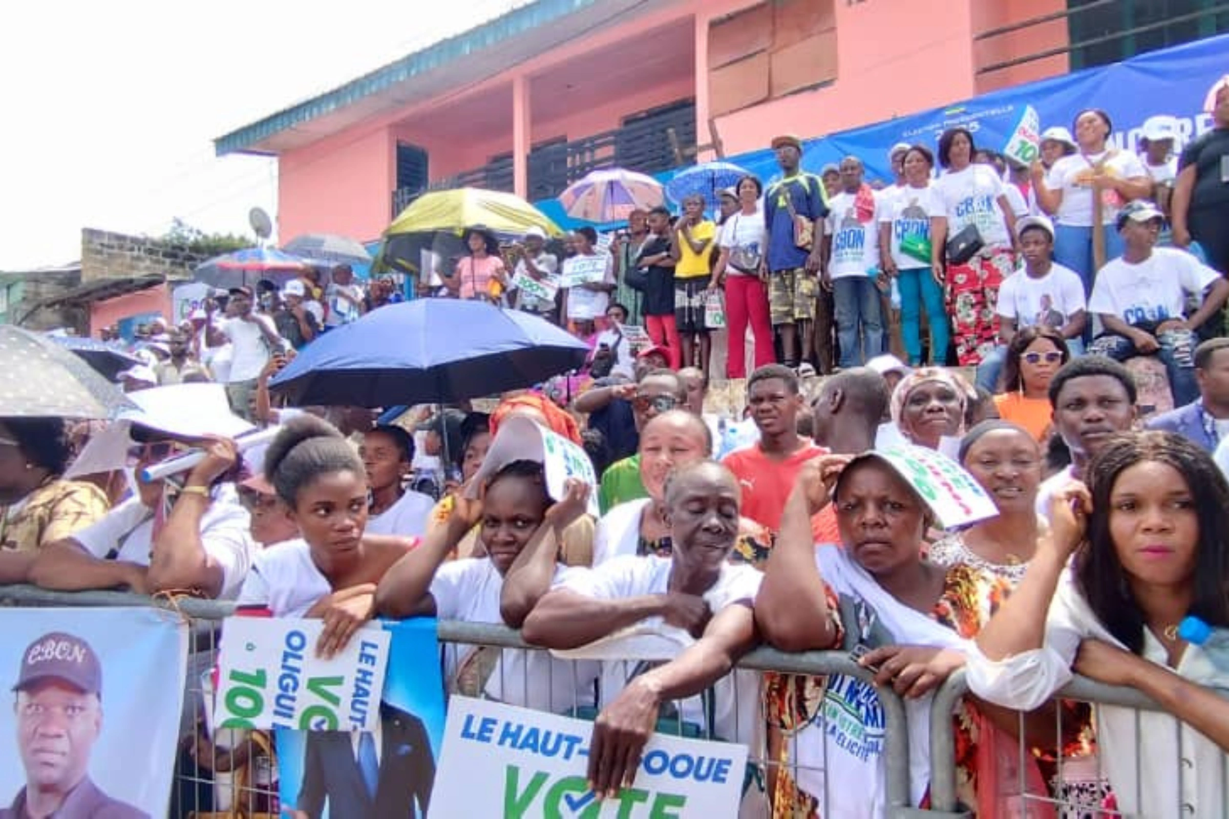 Les populations au meeting du candidat Oligui Nguema à Franceville © DR