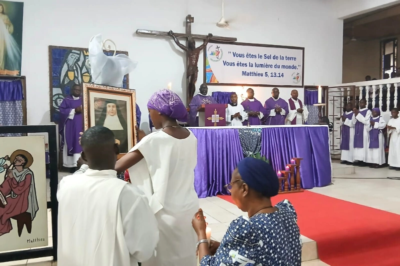Rois mages d'Akébé : célébration du bicentenaire des soeurs Carmelites de la charité.    