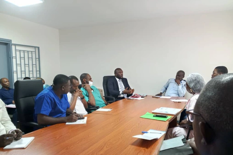 Le personnel du CHRM échangeant avec le substitut du procureur de la République Alphonse Simbouwé.