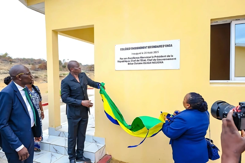 Le président Oligui Nguema et la ministre de l’Éducation nationale dévoilant la plaque du CES d’Onga