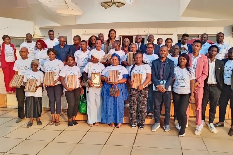 Photo de famille avec les 10 primés de cette première édition.