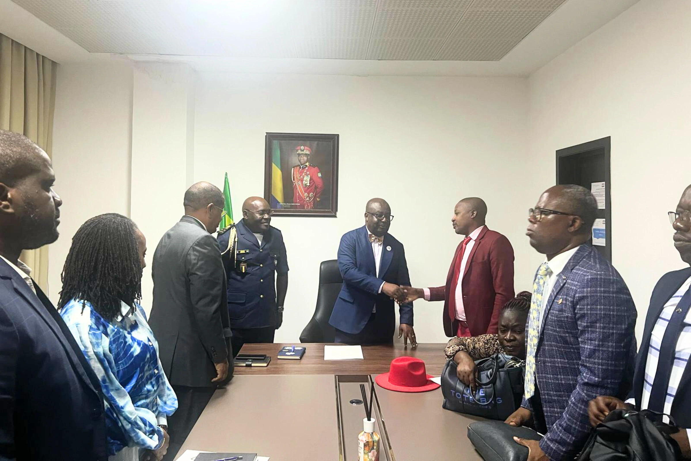 Le Ministre du Travail, Adrien Nguema Mba au centre © DR