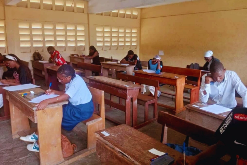 Phase de composition au centre du CES-Libreville.