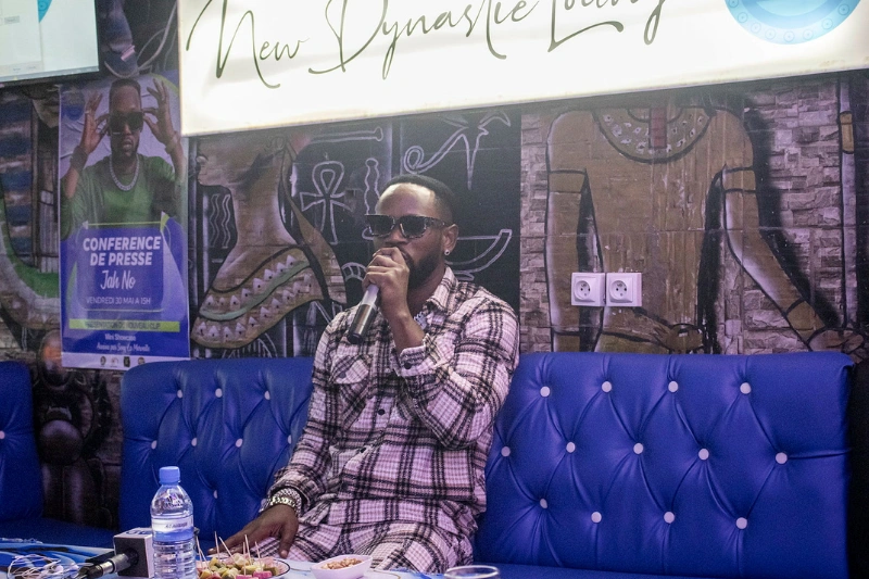 L’artiste Lo Jay en conférence de presse. © Minko Malkolm