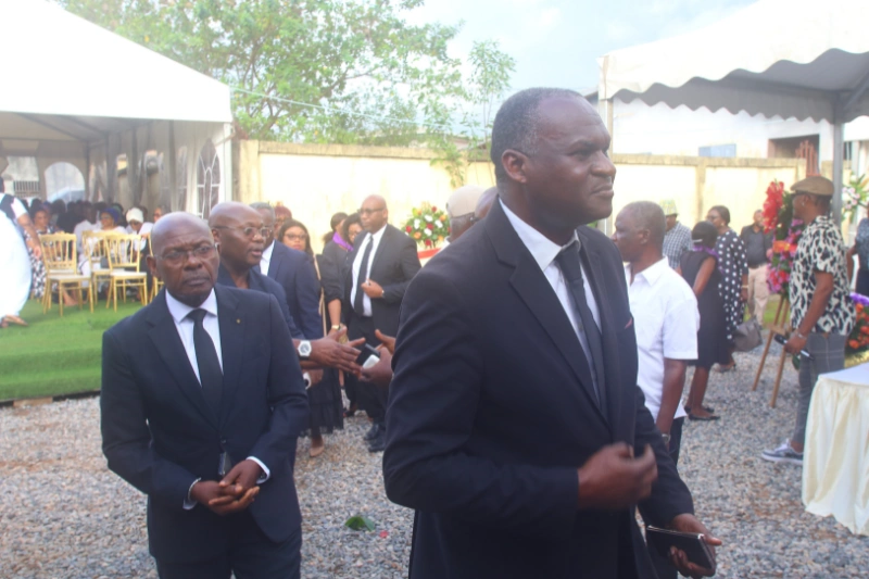 La délégation de L’Union s’apprêtant à rendre un dernier hommage à Marie Florentine Ndembet. 