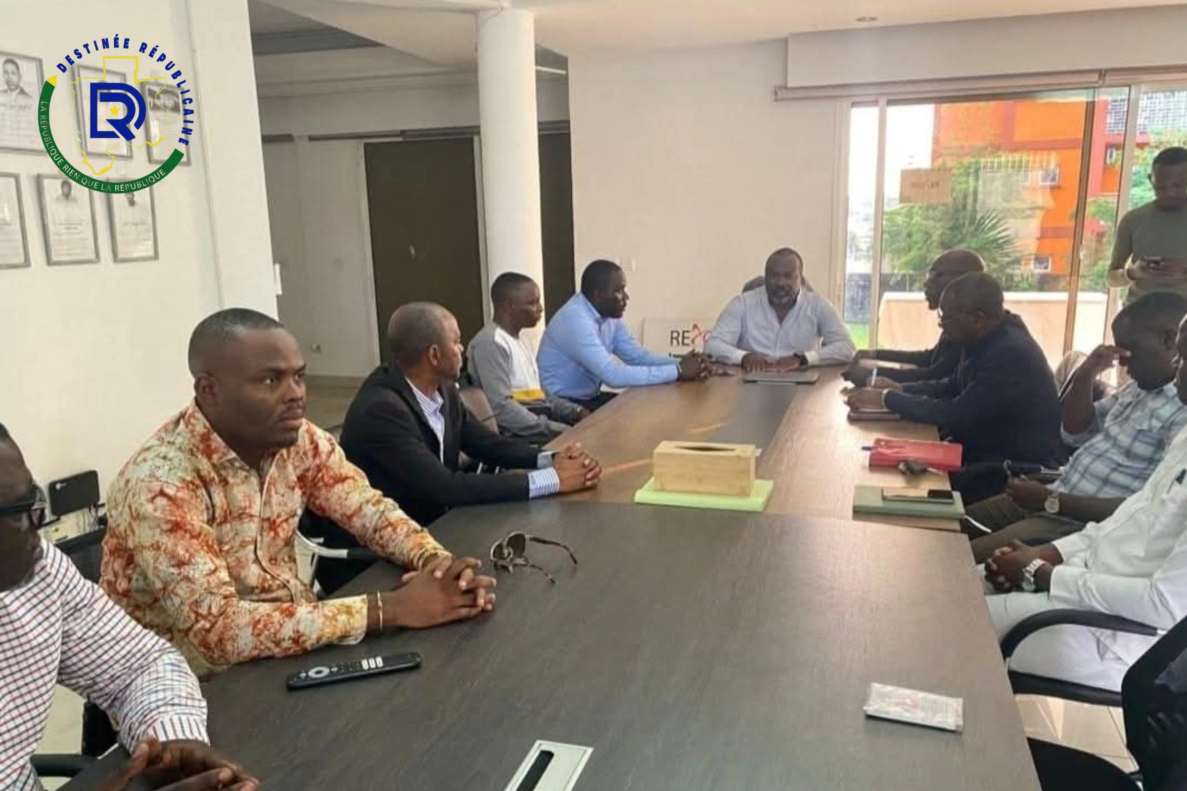 Persis Lionel Essono Ondo (centre) et ses collaborateurs, lors de sa rencontre avec la presse. 