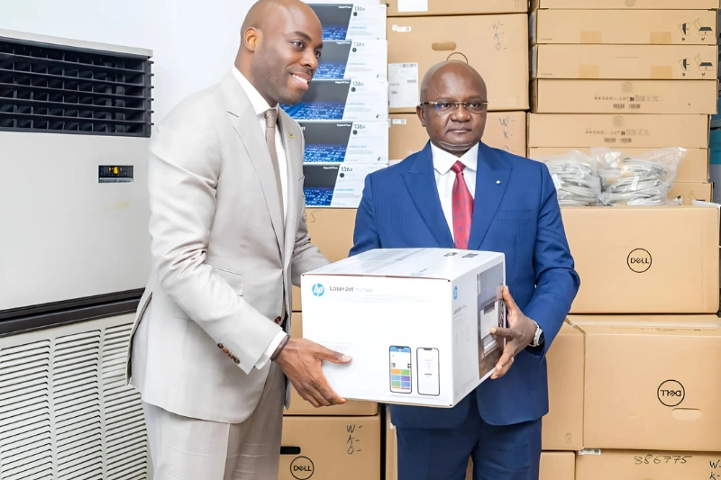 Les officiels devant le matériel informatique remis aux structures sanitaires. © DR