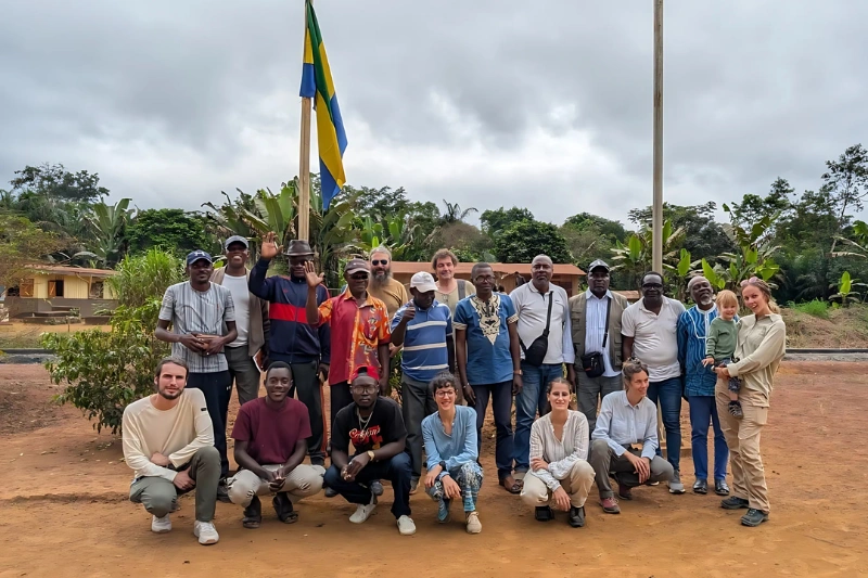 Les étudiants et leurs encadreurs posant pour une photo de famille à Messeb à Makokou.
