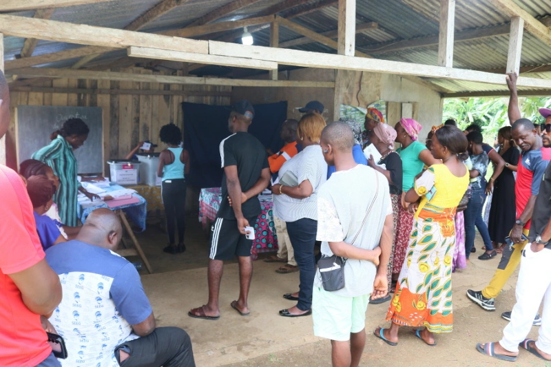 Les électeurs dans un bureau de vote à Ntoum