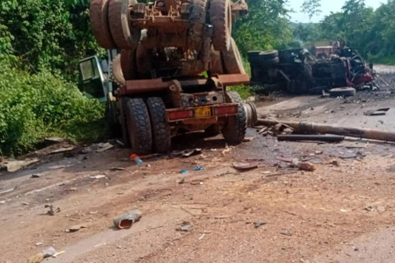 Les épaves des camions après l’impact mortel.
