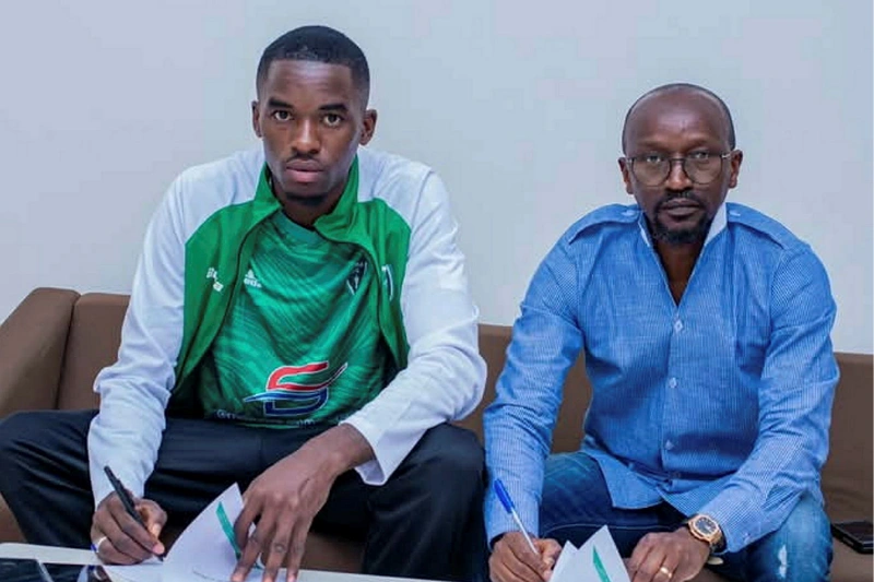 Mike Kila Onfia après la signature de son contrat de deux ans avec le Hafia FC de Conakry. © DR