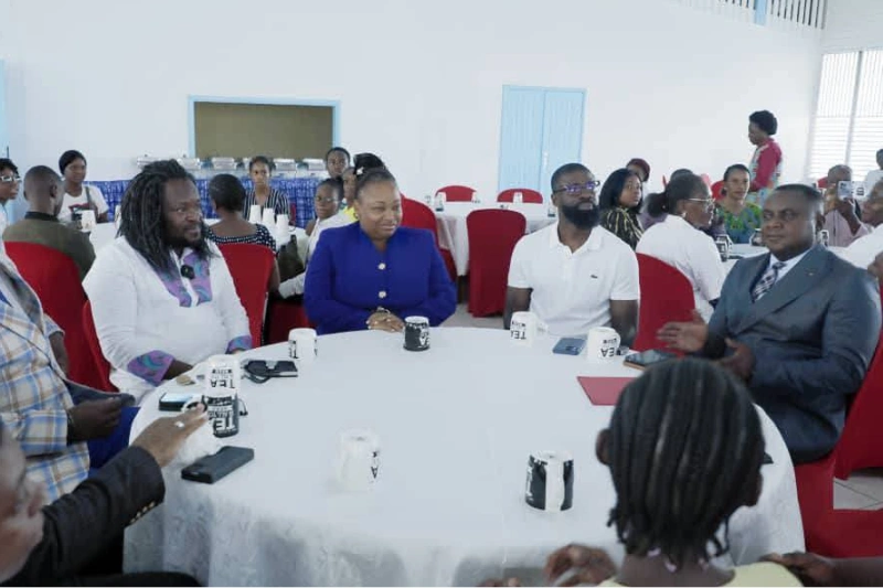 Camélia Ntoutoume-Leclerq a partagé le premier petit déjeuner des nouveaux internes avec deux stars du foot et de la musique gabonaise. Camélia Ntoutoume-Leclerq a partagé le premier petit déjeuner des nouveaux internes avec deux stars du foot et de la musique gabonaise. © Jocelyn Abila