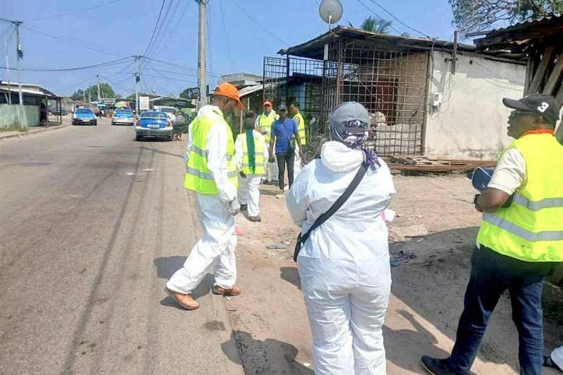  Des militants du PDS, en opération de dératisation dans Port-Gentil. © NGUIMBI Julie