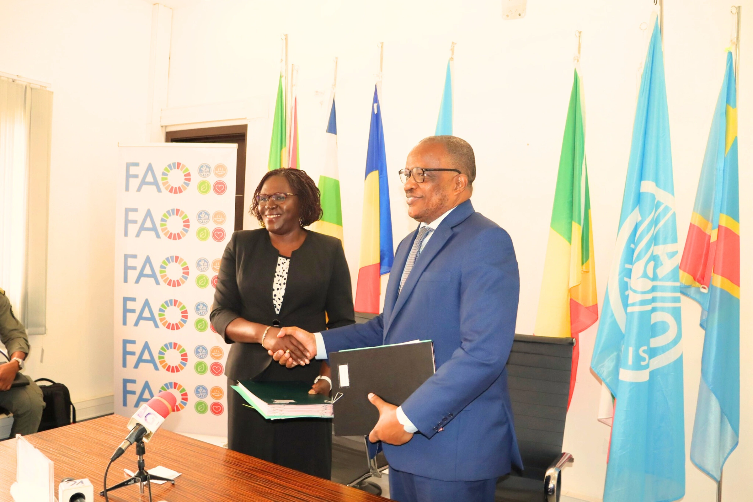 Une vue de la signature entre la ministre et le représentant de la FAO